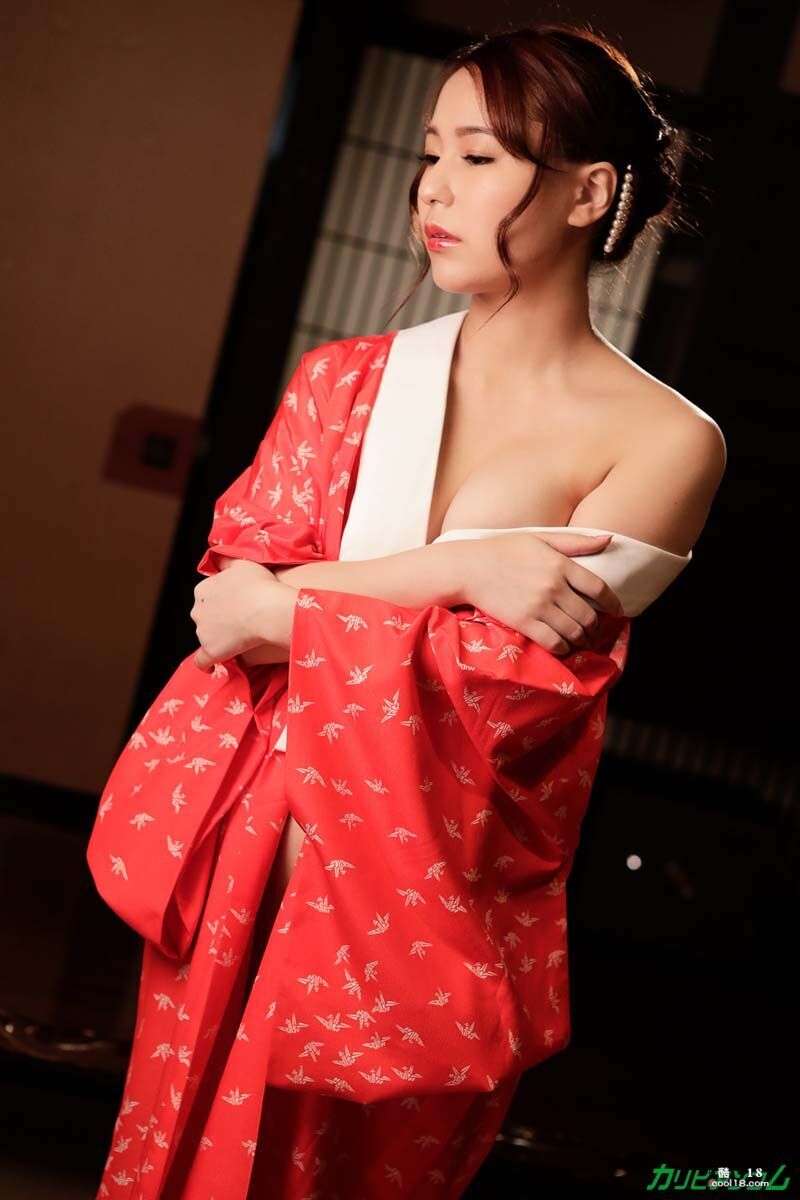 日本巨乳熟女 Miya Izumi 在温泉吮吸一根小鸡巴并被插入自己小穴 Busty Japanese MILF Miya Izumi sucks a small dick and gets it inserted into her pussy in the hot spring