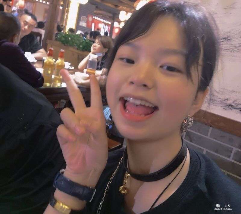 金主的小母狗  稚嫩露脸眼镜乳钉反差妹不雅私拍视图流出 The financial owner&rsquo;s little bitch  the indecent private photoshoot view of a young girl with glasses and nipples showing her face leaked