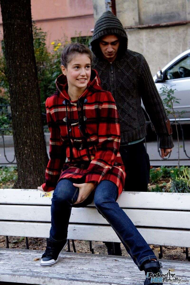 热辣少女妮可吮吸一根大鸡巴直到它在硬核性爱后射在她的嘴里 Hot teen Nicole sucks a big dick until it cums in her mouth after hardcore sex