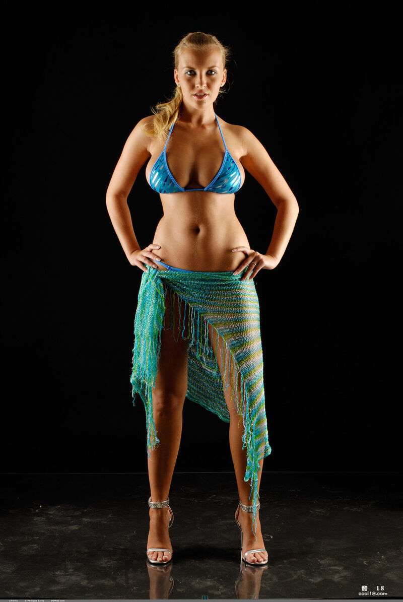 金发少女 Chikita 露出她的大胸部并在火辣的动作中裸体摆姿势 Blonde teen Chikita exposes her big boobs and poses naked in hot action