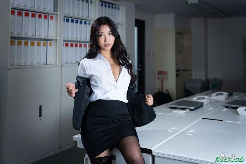 日本AV女优水川菫在办公室全裸为老板性服务 Japanese AV actress Mizukawa Yu is naked in the office and provides sexual services to her boss