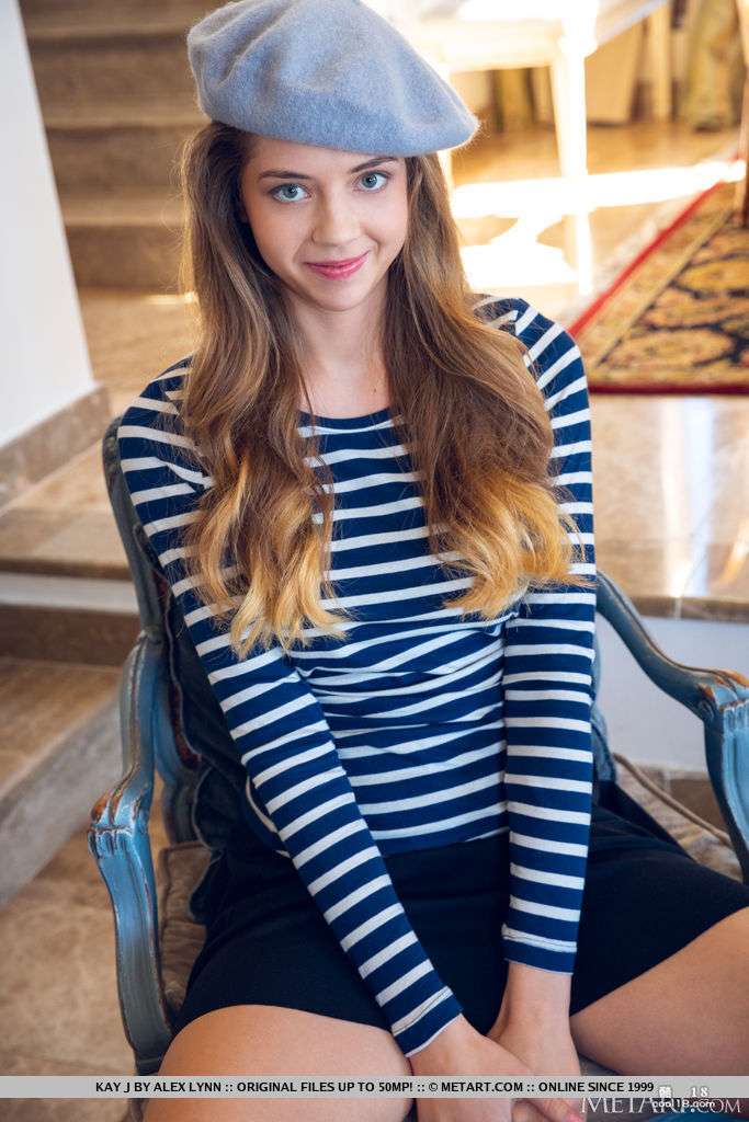 迷人的少女 Kay J 脱掉尔卡圆点内衣裸露完美酮体 Charming girl Kay J takes off her polka dot underwear to reveal her perfect body