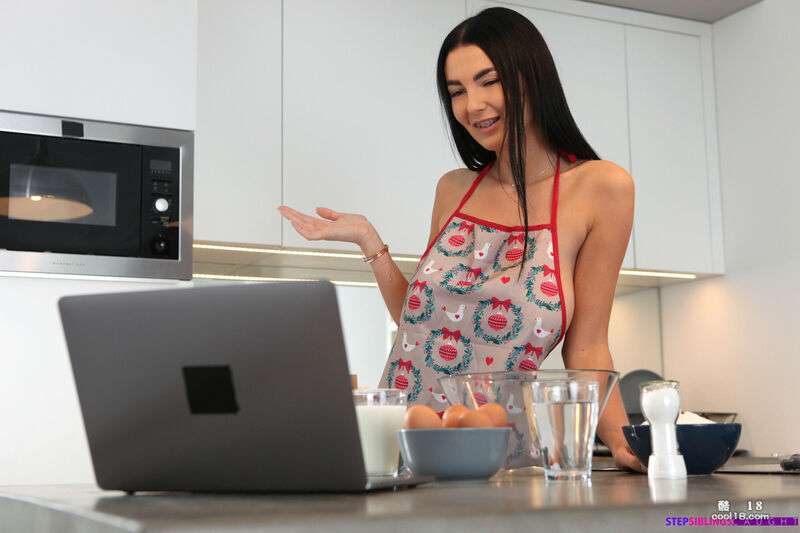 性感的黑发少女Simon Kitty在厨房里被男友从背后插入小穴 Sexy brunette girl Simon Kitty gets her pussy penetrated from behind by her boyfriend in the kitchen