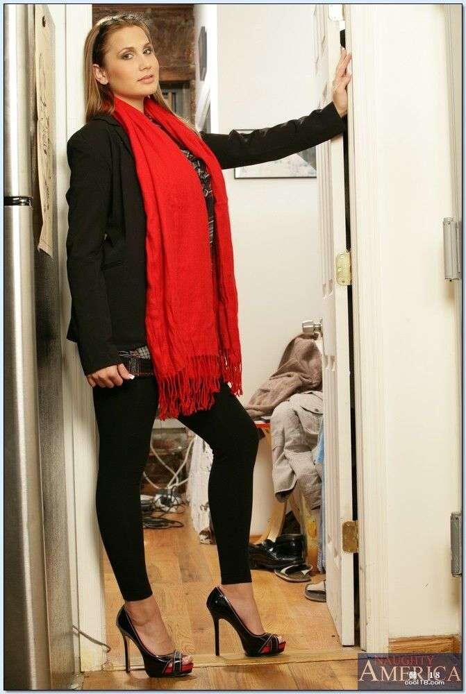 非常丰满的少妇 Alanah Rae 脱掉衣服进行三人组乳交并被奶油涂在大奶子上 Very busty chick Alanah Rae takes off her clothes for a threesome titjob and gets her big tits creamed