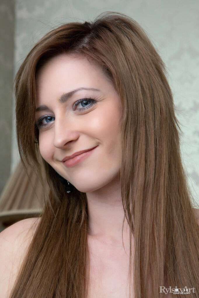 欧洲金发女孩 Janelle 喜欢炫耀她修剪整齐的小穴 European blonde Janelle loves showing off her trimmed pussy