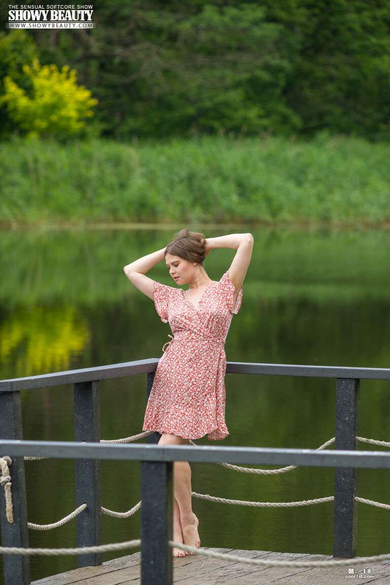 芬迪在这里大展性感，脱掉所有衣服。她脱光衣服 Fendi goes all sexy here, taking off all her clothes. she took off her clothes