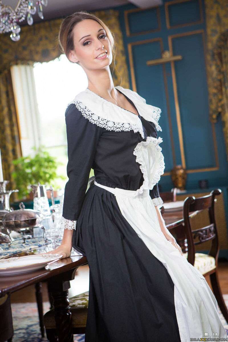 诱人的巨乳女仆 Erica Fontes 进行脱衣舞并炫耀她的圆奶 Seductive busty maid Erica Fontes performs a striptease and shows off her round tits