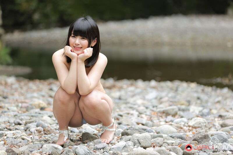 可爱的全裸日本少女在河边开心的玩耍 Cute naked Japanese girl having fun by the river