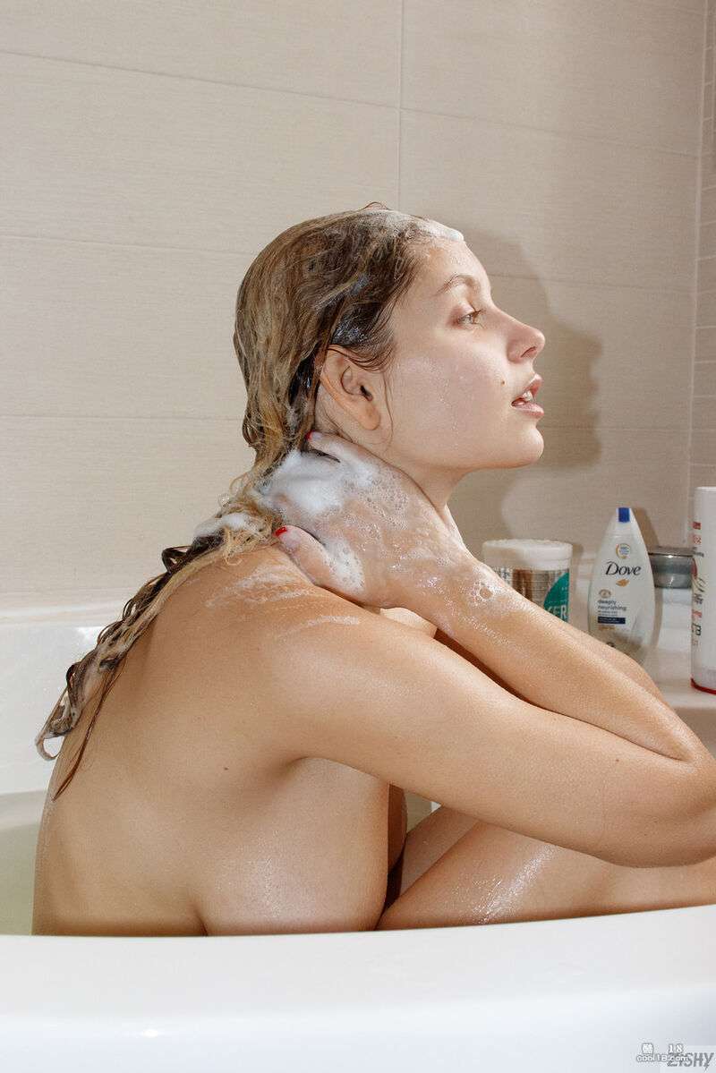 性感业余演员 Samadhi Amour 在浴室里秀出她那令人惊艳的巨乳 Sexy amateur actress Samadhi Amour shows off her stunning big boobs in the bathroom