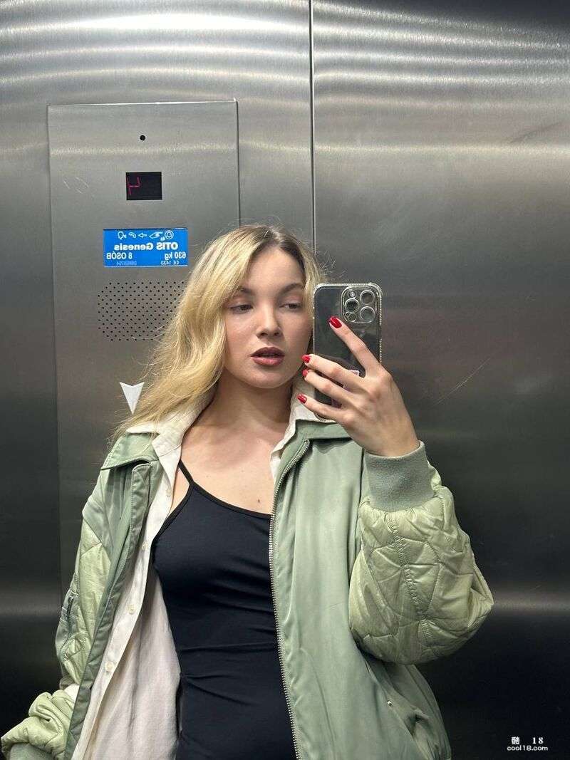 漂亮的业余宝贝《All About Diana》在单人秀中穿着性感服装摆造型 Beautiful amateur babe All About Diana poses in sexy outfits in solo show