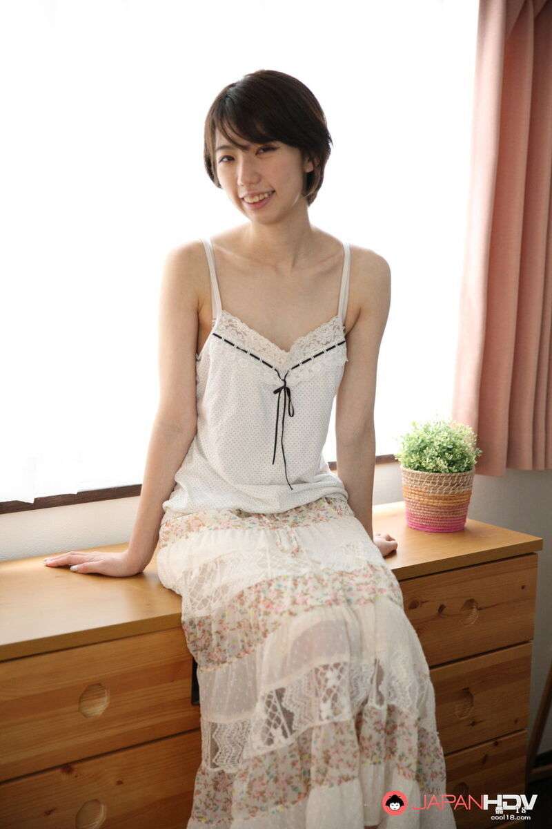 乖巧的日本女孩脱光衣服完全裸体地展开她的毛茸茸的阴户 Sweet Japanese girl strips naked and spreads her hairy pussy