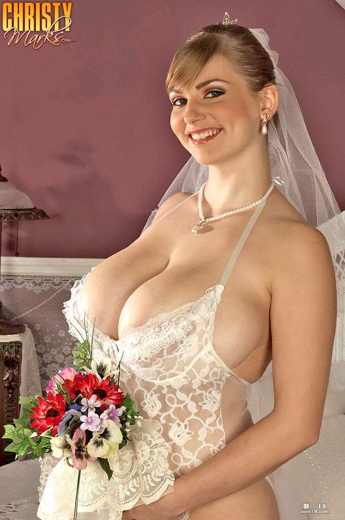 身材火辣的新娘 Christy Marks 脱下婚纱玩弄她的巨大胸部和狭窄的小穴 Hot bride Christy Marks takes off her wedding dress and plays with her huge boobs and tight pussy | hot huge boobs