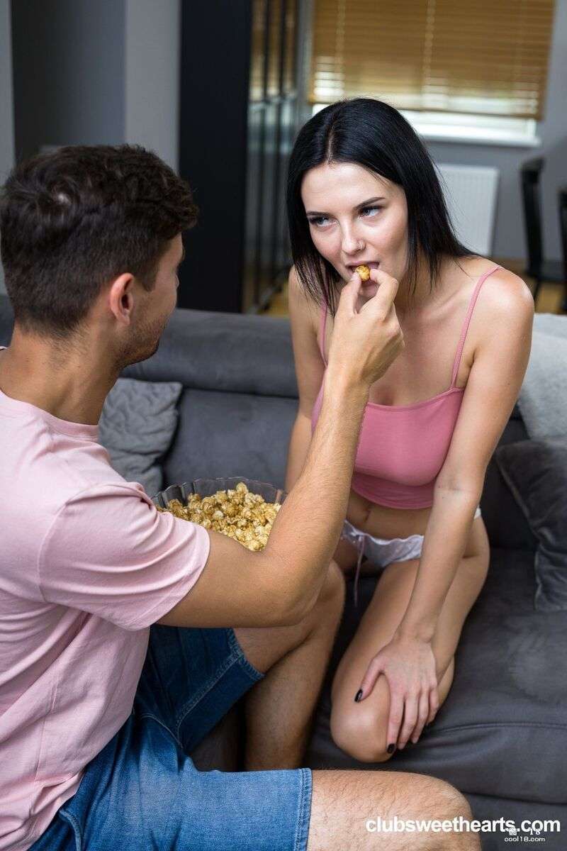 娇小的大奶宝贝和 Simon 以各种姿势骑在她男友的大鸡巴上 Petite busty babe rides her boyfriend's big dick with Simon in various positions