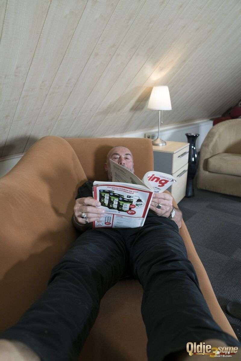 两个白人少女脱得一丝不挂勾引一个和他们爷爷一样大的男人 Two white girls strip naked to seduce a man as old as their grandpa