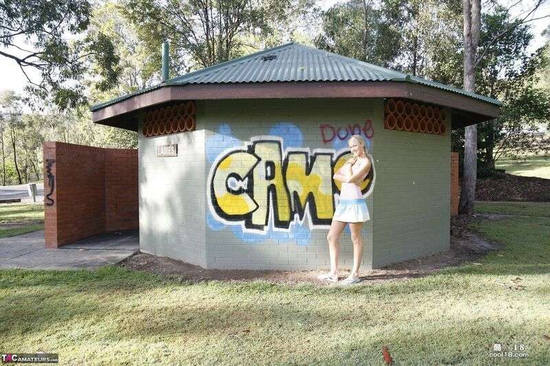 有暴露癖的金发少女 Aussie Jewel 在男浴室内全裸展示酮体 Exhibitionist blonde Aussie Jewel gets naked and shows off her body in the men's bathroom