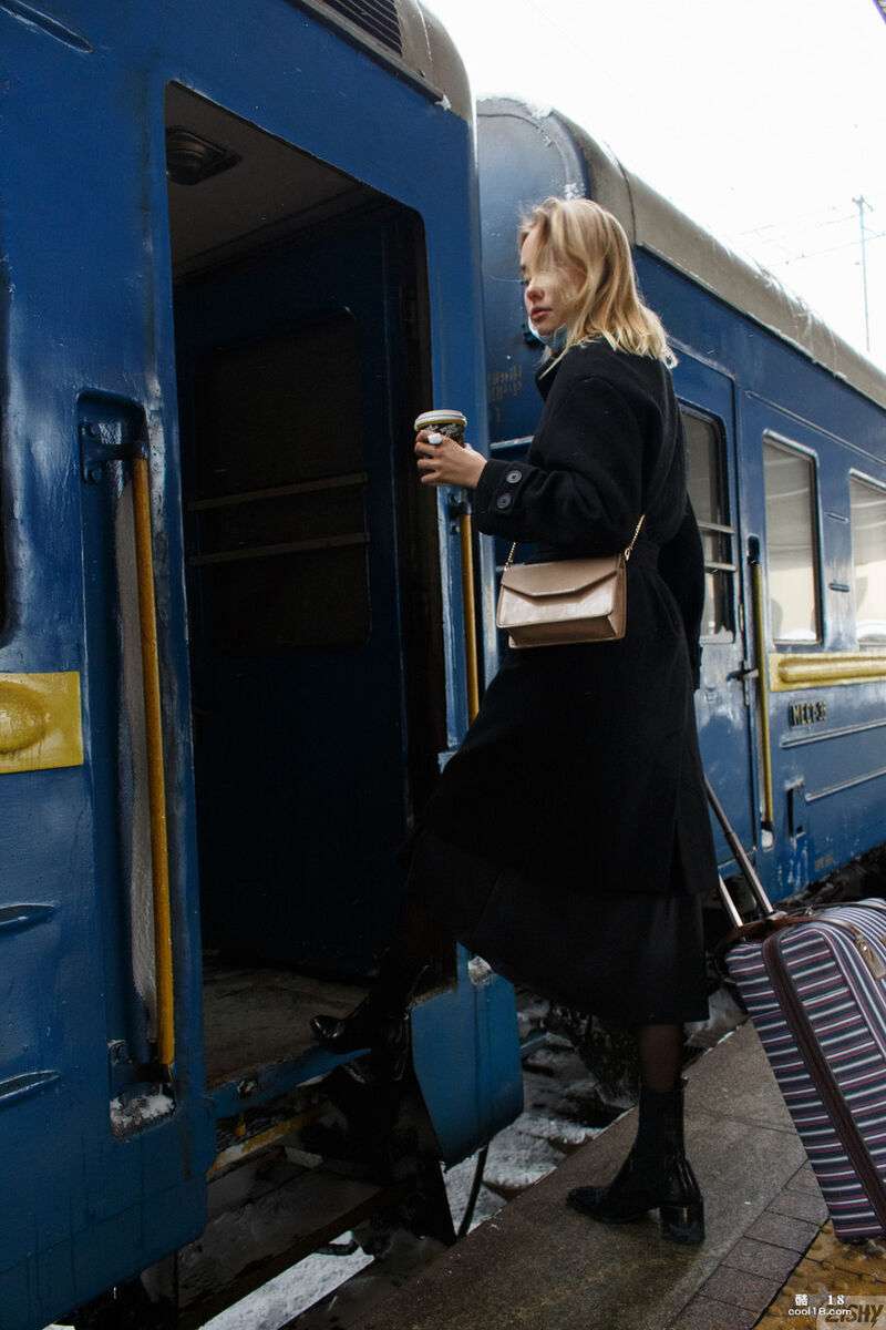 高挑的俄罗斯美女索菲&middot;列夫琴科脱下性感内衣摆出各种姿势 Tall Russian beauty Sophie Levchenko took off her sexy underwear and posed in various poses