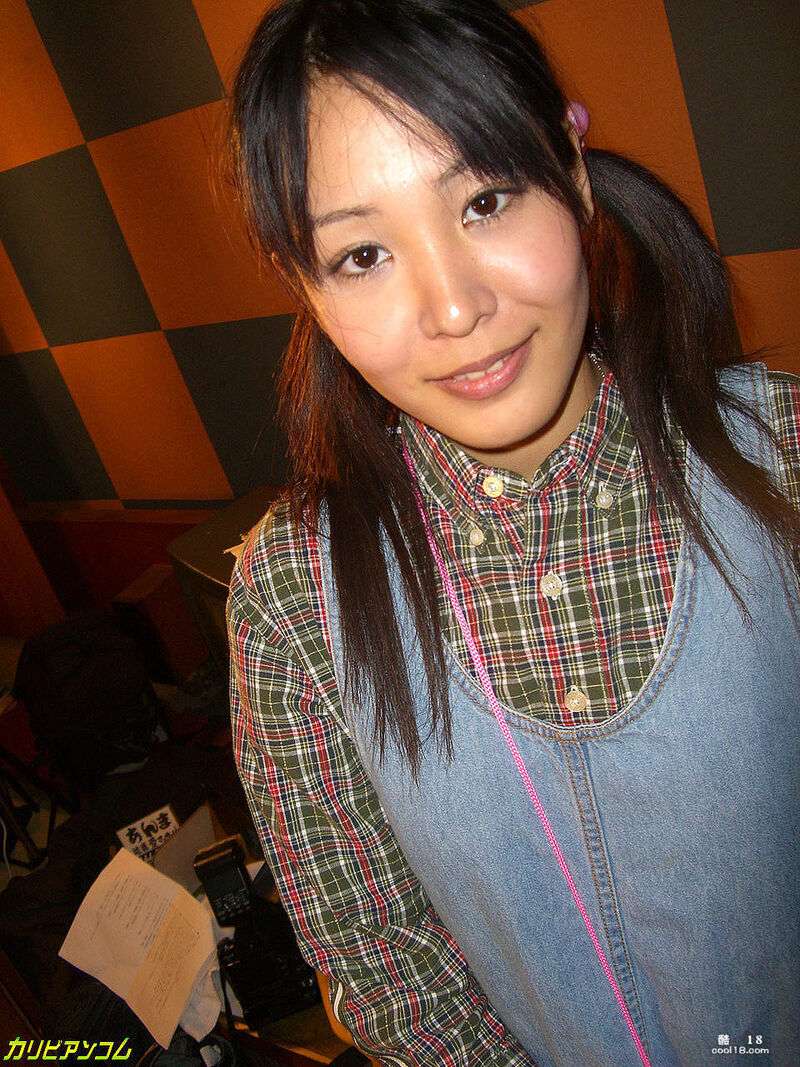 亚洲少女扎着马尾辫，Tomo 的浓密阴毛被老男人塞满 Asian girl with ponytail, Tomo's thick pubic hair is filled by old man