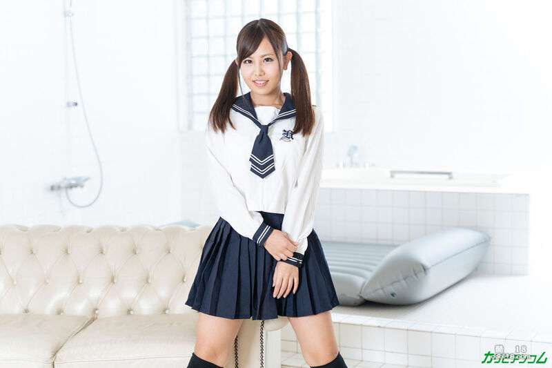 可爱的日本女学生 Emi Aoi 被继兄猛干并内射 Cute Japanese schoolgirl Emi Aoi gets fucked hard and creampied by her stepbrother