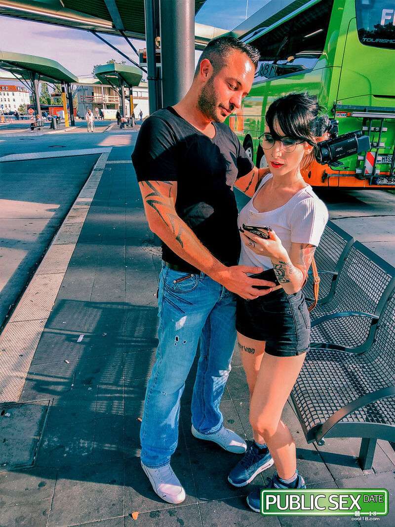 娇小的刺青女孩戴着眼镜在停放的汽车之间进行大胆的性爱 Petite tattooed girl wearing glasses has bold sex between parked cars