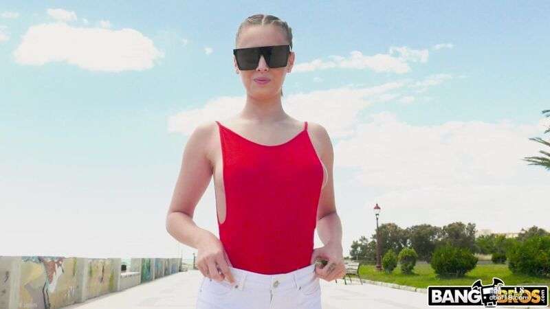 穿着红色泳衣的大奶宝贝 Lya Missy 勾引陌生人并在长凳上被性交 Busty babe Lya Missy in red swimsuit seduces stranger and gets fucked on bench