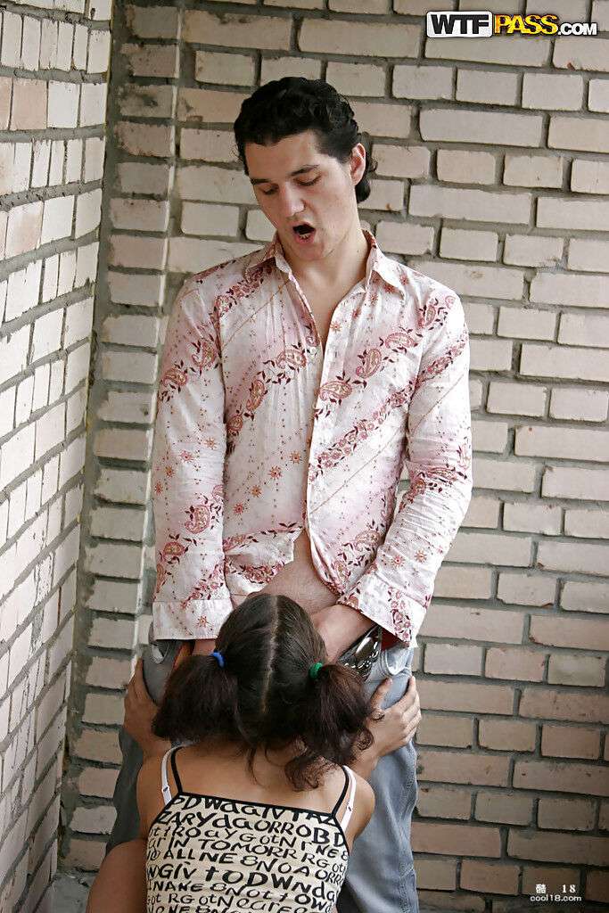 淫荡又大胆的美少女在公共场所为男友口交并被抽插 A slutty and bold girl gives her boyfriend a blowjob and gets fucked in a public place