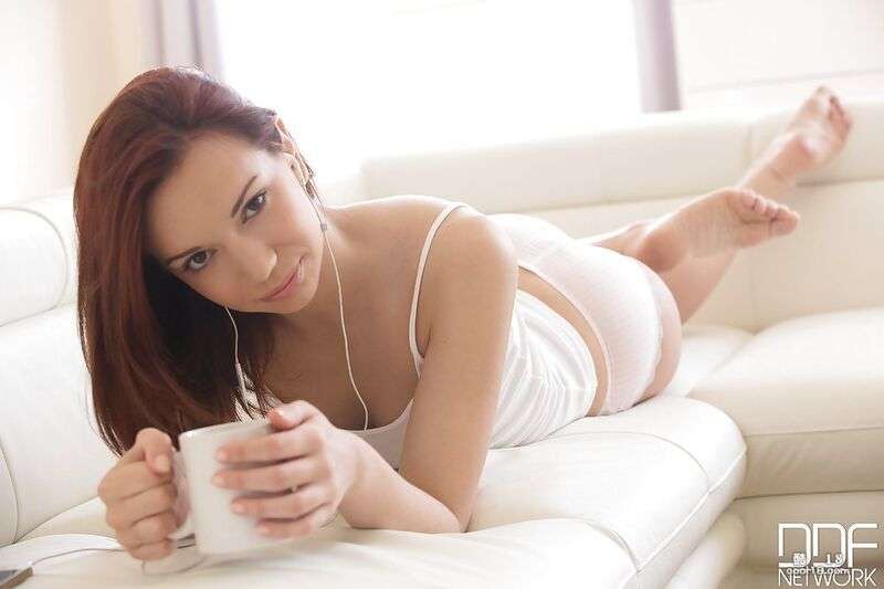 欧洲少女 Shafry 近距离挑逗她剃过毛的阴部 European teen Shafry teases her shaved pussy up close