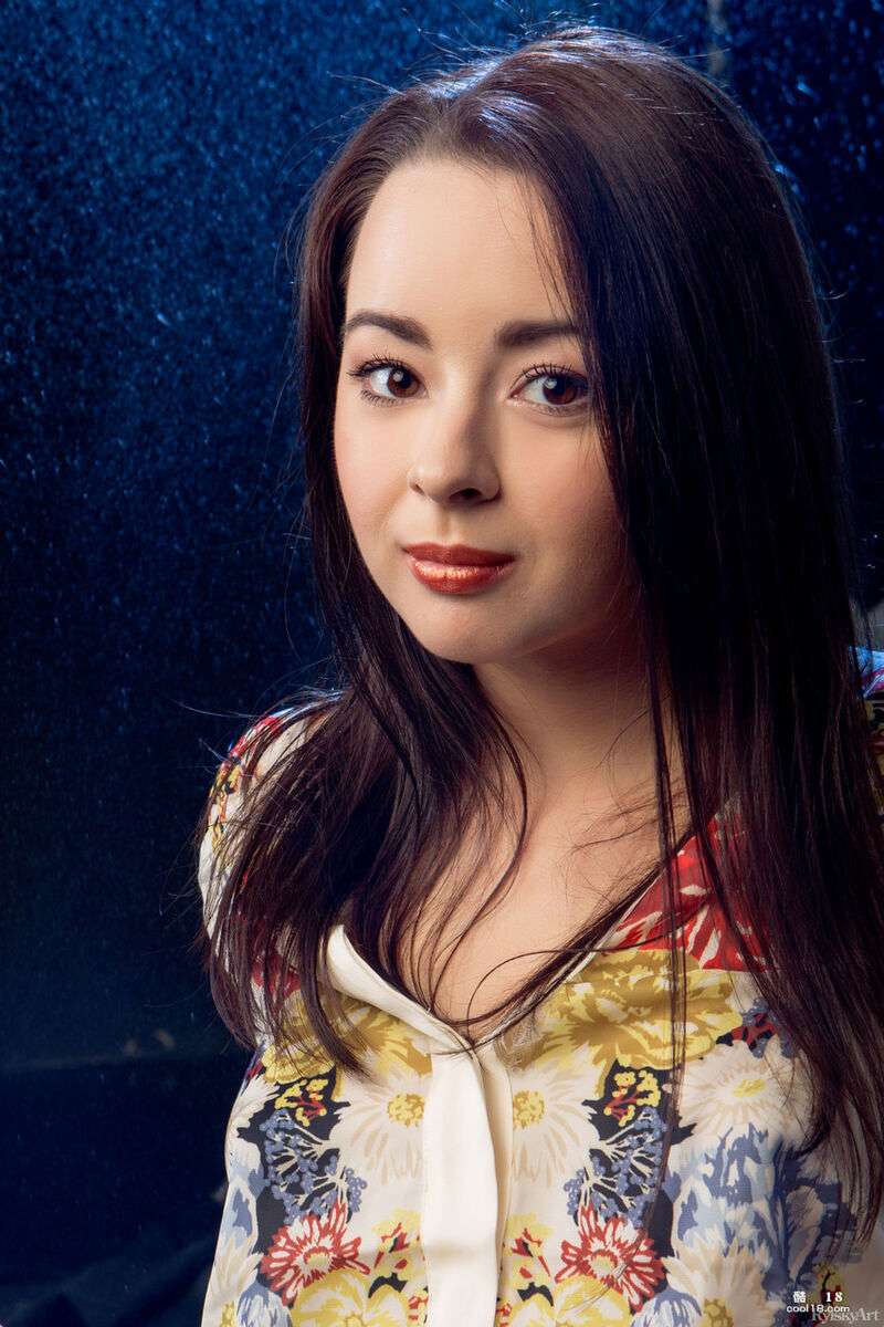 魅力女友 Shania 脱光衣服炫耀她惊人的身材 Glamorous girlfriend Shania strips naked to show off her amazing figure