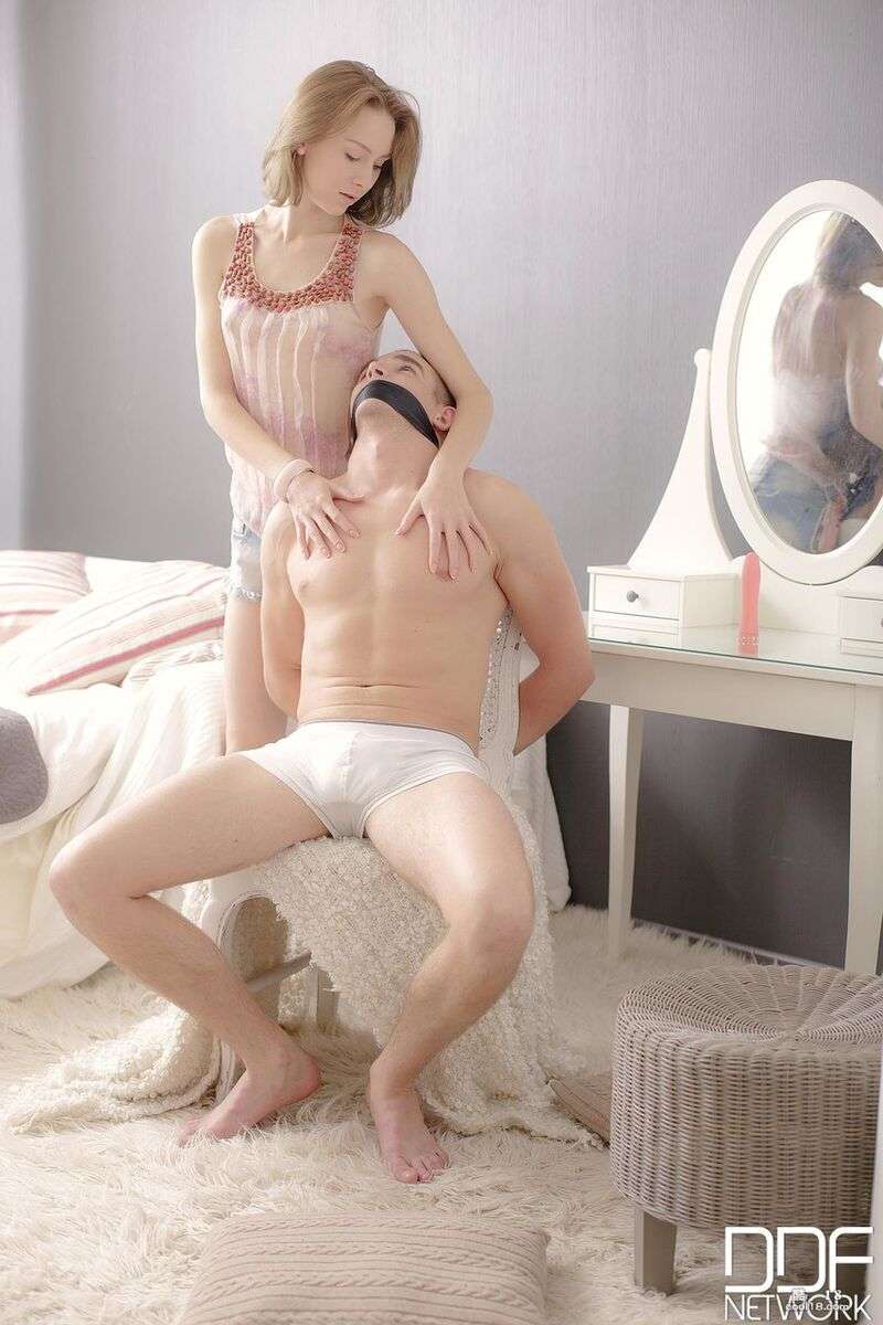 饥渴的金发少女 Dunya 在享受令人满意的大鸡巴之前玩弄假阳具 Horny blonde teen Dunya plays with dildo before enjoying a satisfying big dick
