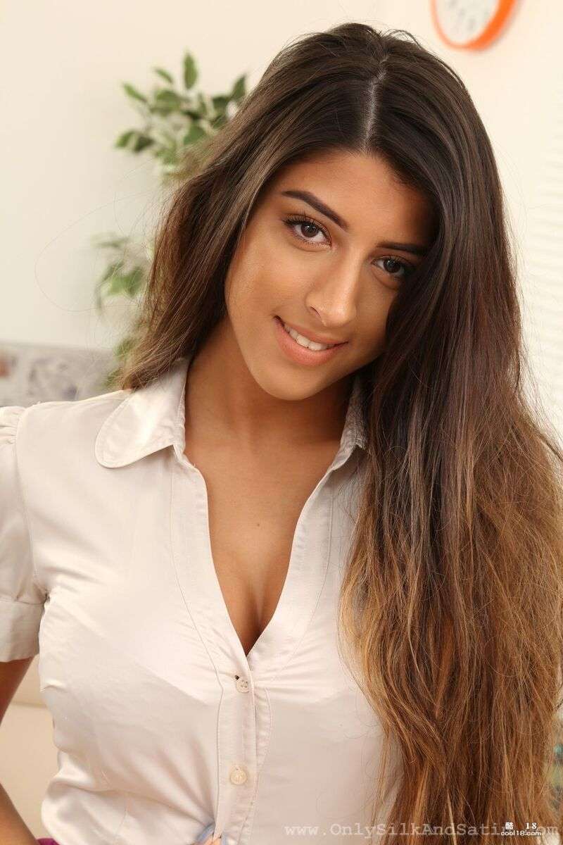 大胸美女 Alexa 在工作时脱下衣服，穿着内衣展示她绝美的身材 Busty beauty Alexa strips off her clothes at work and shows off her stunning figure in lingerie