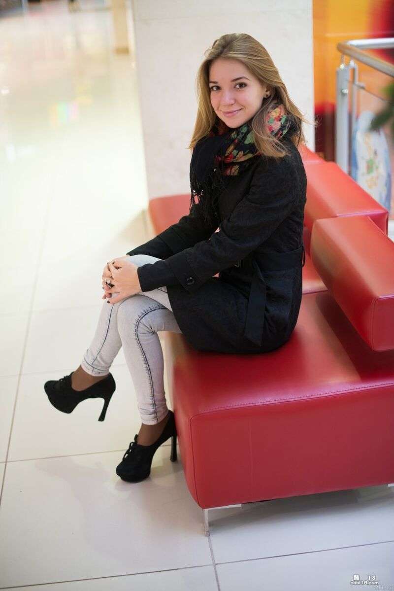 娇小的宝贝 Yani A 在脱光衣服时露出她性感的晒黑裸体 Petite babe Yani A reveals her sexy tanned nude body as she strips naked