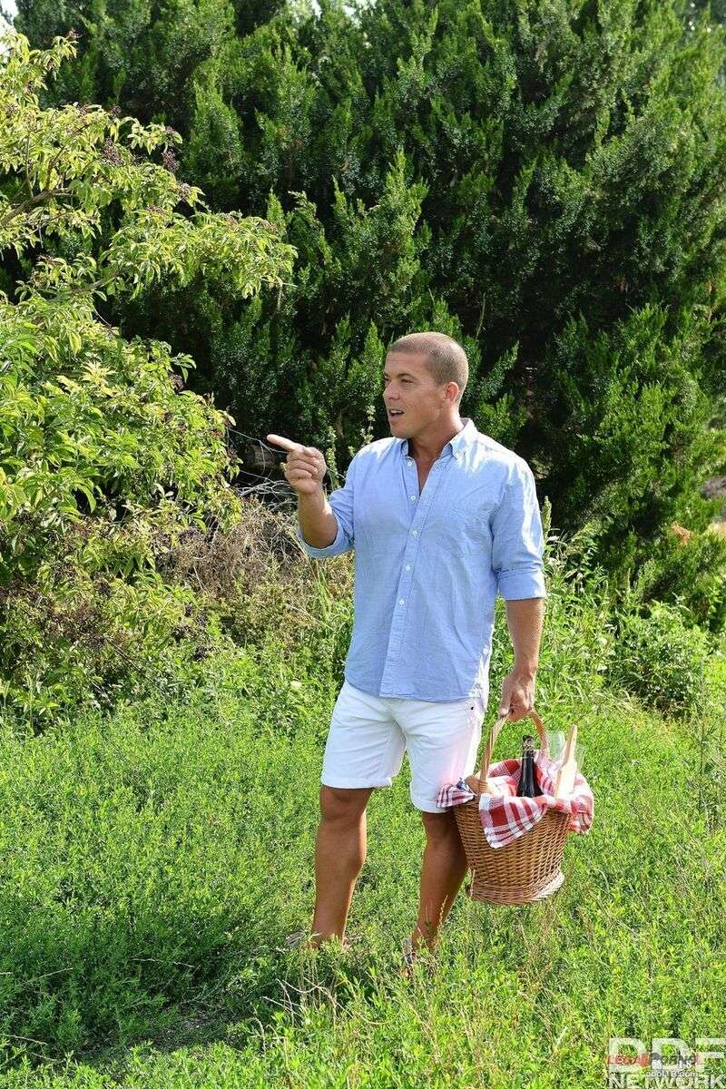 性感熟女 Kathy Fuckdoll 在野餐时给她的性欲旺盛的帅哥口交 Sexy MILF Kathy Fuckdoll gives her horny stud a blowjob at a picnic