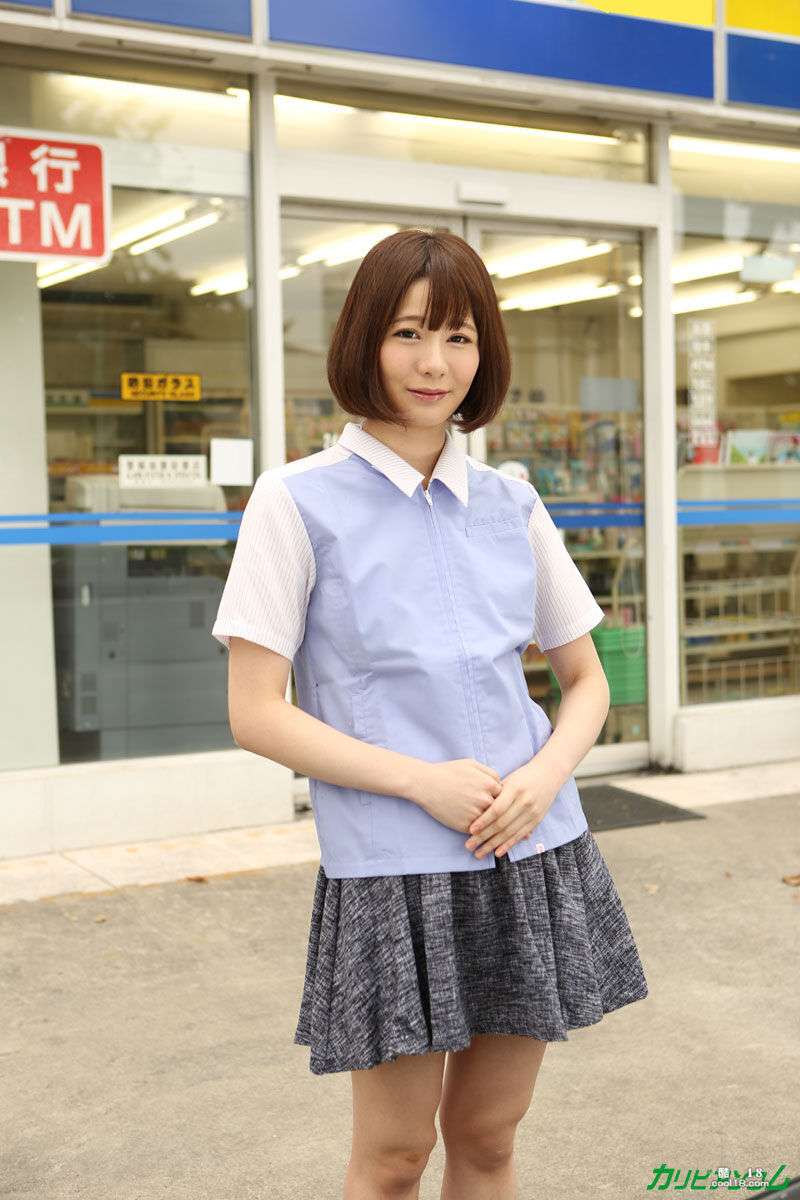 日本小奶女营业员宫崎爱莉在商店地板上骑着肥大的鸡巴 Japanese smallboobed saleswoman Miyazaki Airi rides a fat cock on the store floor