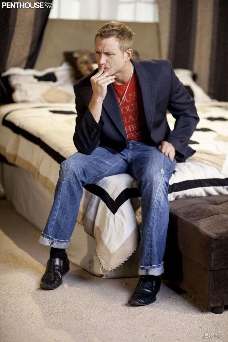 熟女 Kiara Diane 在做爱前先舔舐她的硬乳头和阴户 Milf Kiara Diane licks her hard nipples and pussy before sex