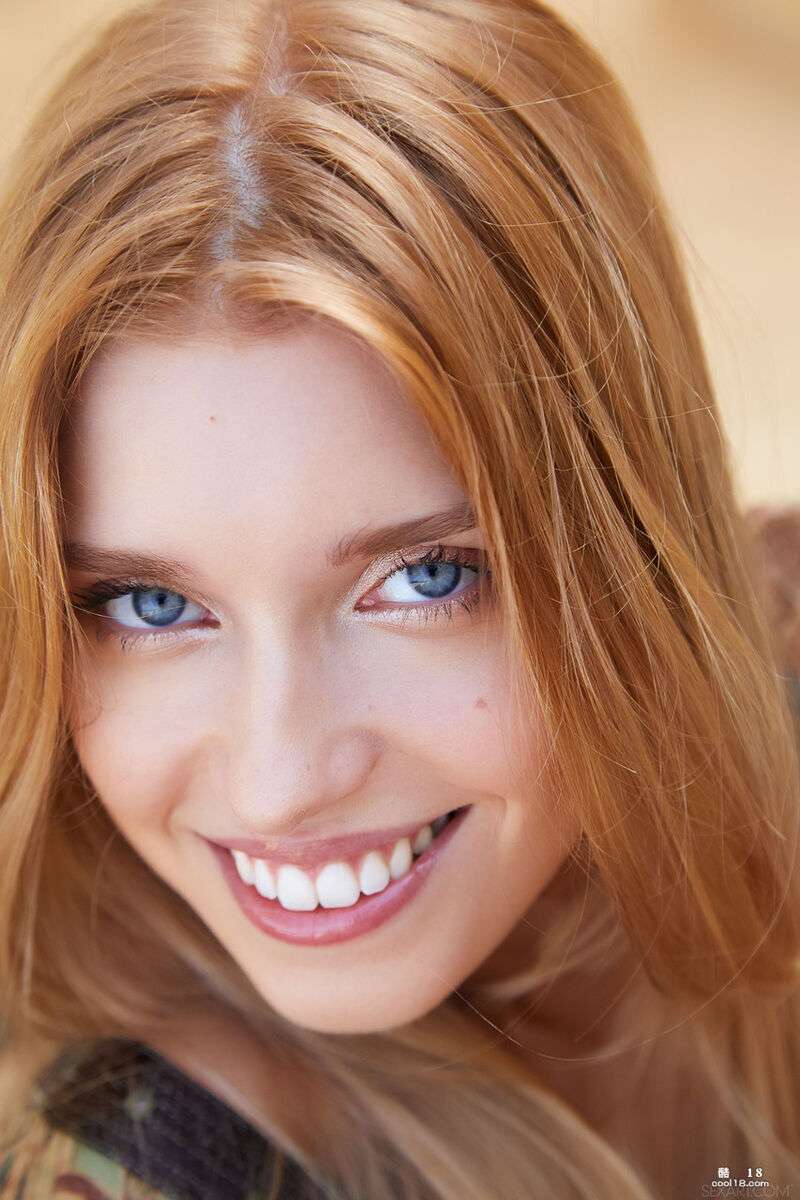 一丝不挂的金发少女 Freya Mayer 拨开小穴大方展示 Naked blonde girl Freya Mayer spreads her pussy and shows it off