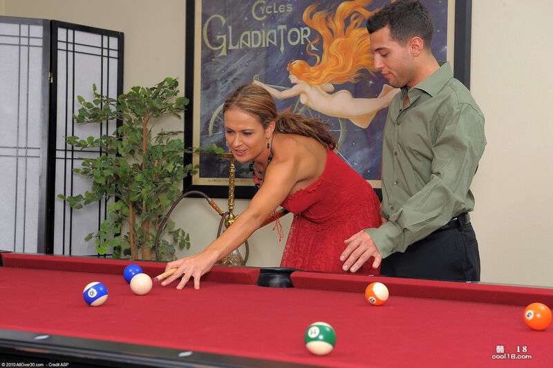 热辣的熟女Elexis Monroe在台球桌上被继子舔阴部并用鸡巴插入 Hot MILF Elexis Monroe gets her pussy licked and fucked by her stepson on the pool table