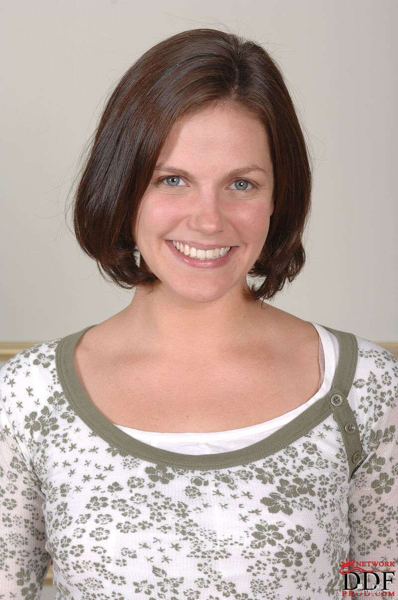 迷人的熟女 Bobbi Starr 揉搓着她毛茸茸的阴部，露出了她圆润的屁股 Stunning MILF Bobbi Starr rubs her hairy pussy and exposes her round ass