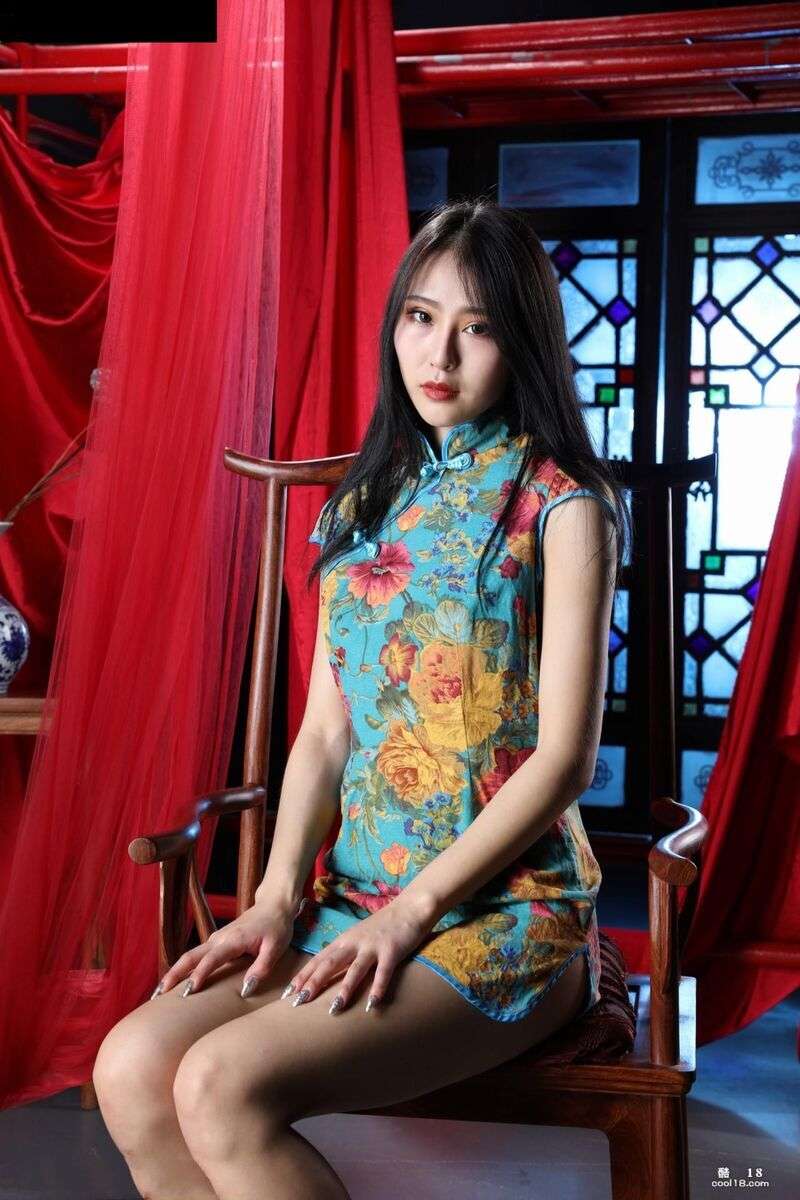 三位艺校毕业小姐姐私拍：喏闵之【短旗袍】（01） Private photos of three young ladies who graduated from art schools： Lai Minzhi [Short Cheongsam] (01)