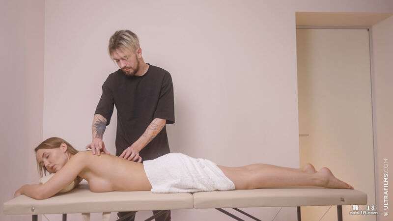 与她的淫荡按摩师进行一场诱人的色情邂逅 A seductive erotic encounter with her slutty masseuse