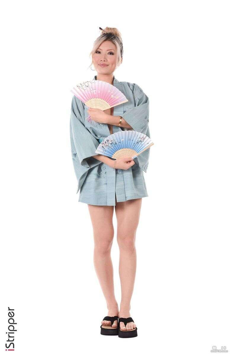 小妞脱下衣服，露出她诱人的苗条身材，还有那对刚好弹出的小乳房 The chick took off her clothes, revealing her seductive slender figure and her small breasts that just popped out