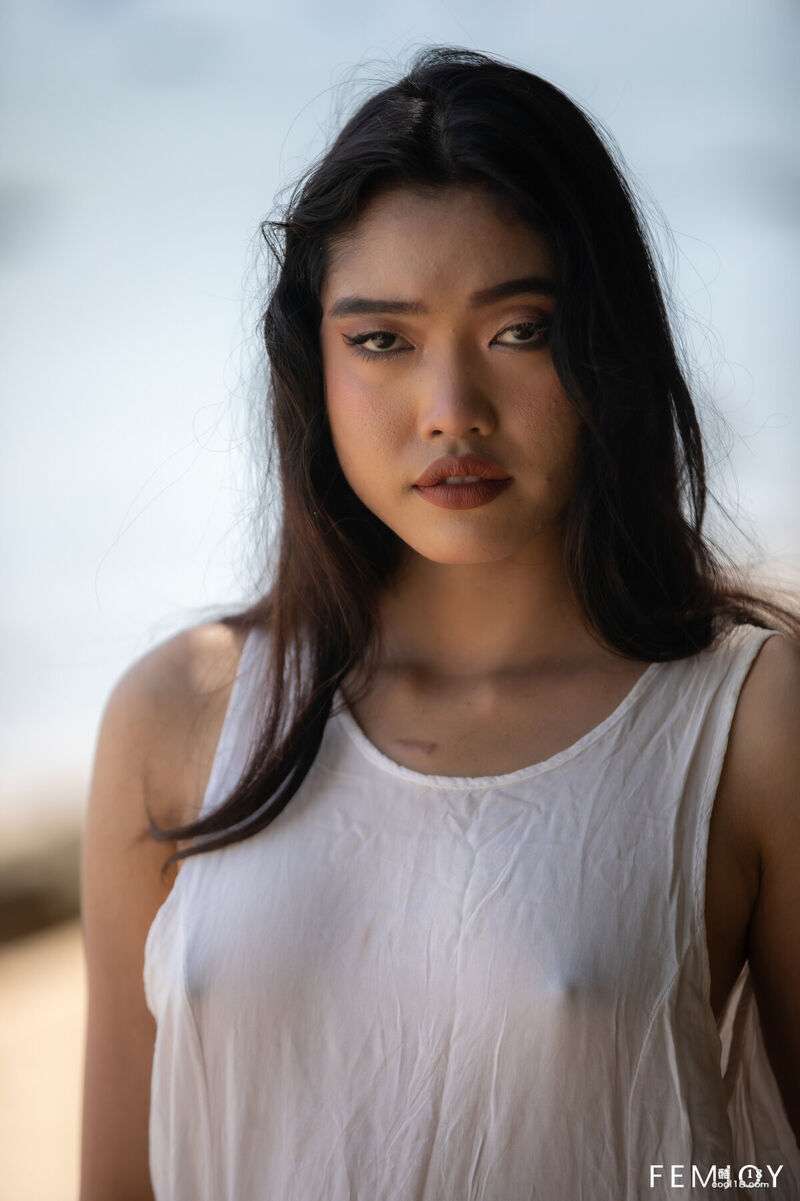 在海边快速脱下衣服，炫耀她美丽的身体，充满激情的舒适小孔和小小的乳晕 Quickly stripping off her clothes at the beach to show off her beautiful body, her passionate snug holes and tiny areolas