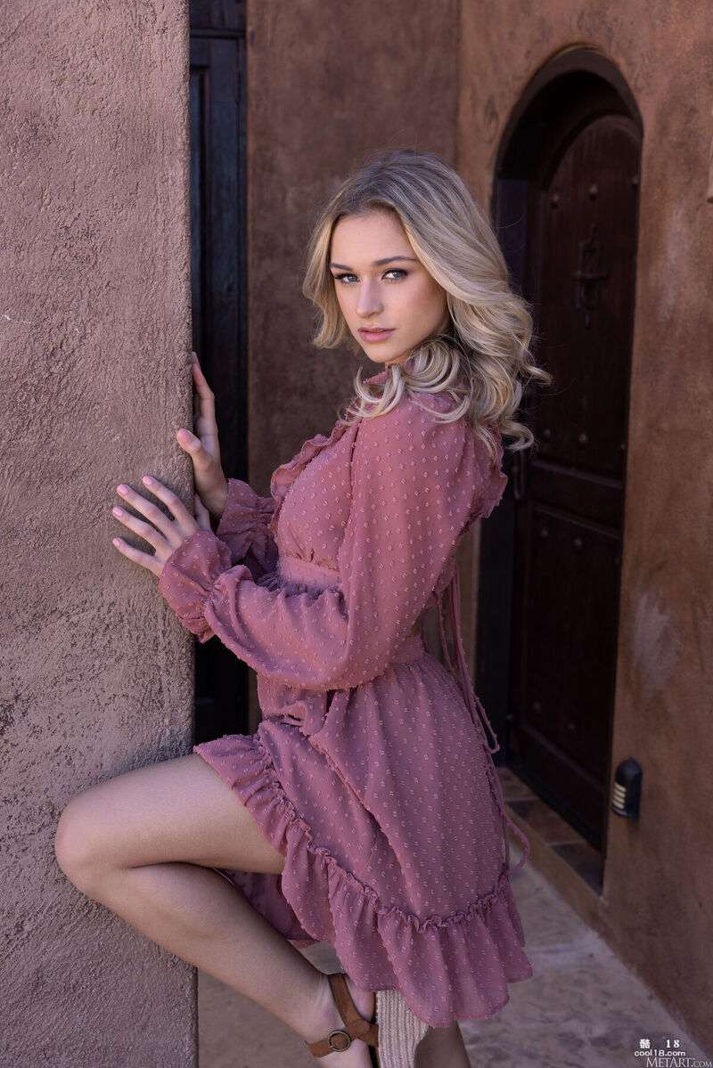 宝贝迅速脱下她的高跟鞋，露出她的白色小内衣，赤裸上身躺在躺椅上 The babe quickly takes off her high heels to reveal her little white bra and lies topless on the lounge chair