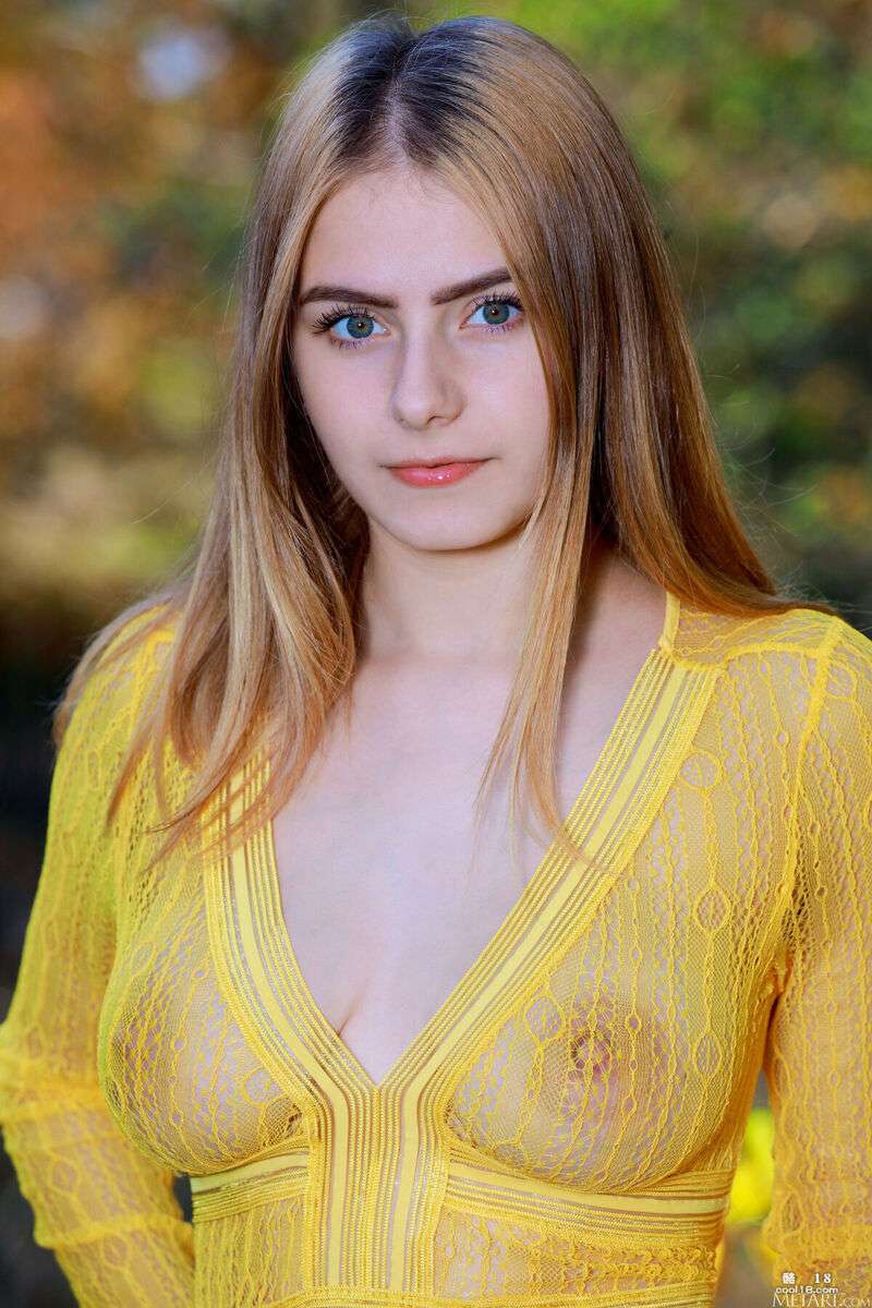 达科塔&middot;平克 (Dakota Pink) 慢慢脱下衣服，露出她那对迷人的乳房 Dakota Pink slowly takes off her clothes to reveal her stunning breasts