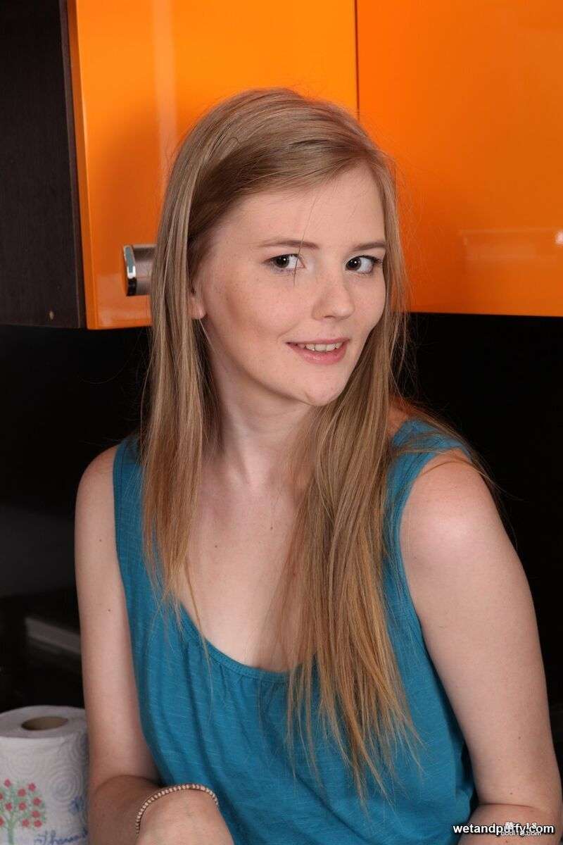 性感甜美的少女  juggs Evelina 展示她剃光的阴户并用性工具玩弄它 Sexy sweet teen juggs Evelina shows off her shaved pussy and plays with it with sex tools