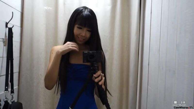 迪卡侬门事件混血女主角更衣室全裸手淫自拍淫水直接喷射到镜子上 In the Decathlon scandal, the mixedrace heroine was naked in the dressing room, masturbating and taking selfies, and her semen was sprayed directly onto the mirror.