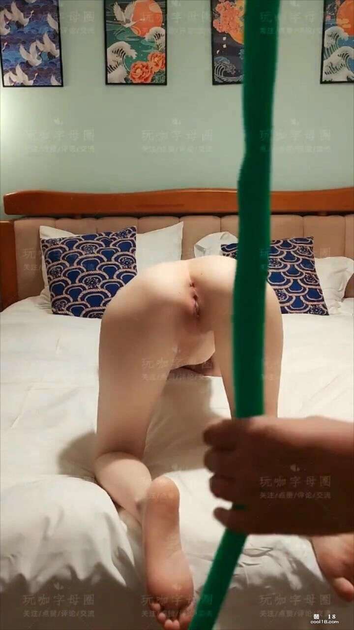 调教漂亮美眉 主人新玩具1米5长度完全进入母狗身体后可以很好锁住 The owner&rsquo;s new toy is 1.5 meters long and can be locked into the bitch&rsquo;s body after being trained to train a beautiful girl.