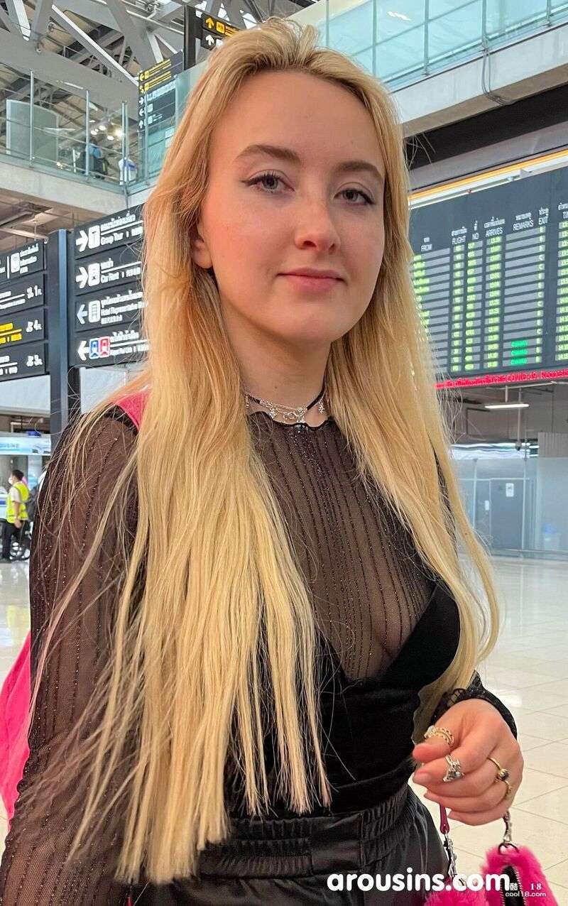 金发美女安&middot;乔伊 (Ann Joy) 在假期期间拍摄了自己穿着不同服装的视频 Blonde beauty Ann Joy filmed herself wearing different outfits during the holidays