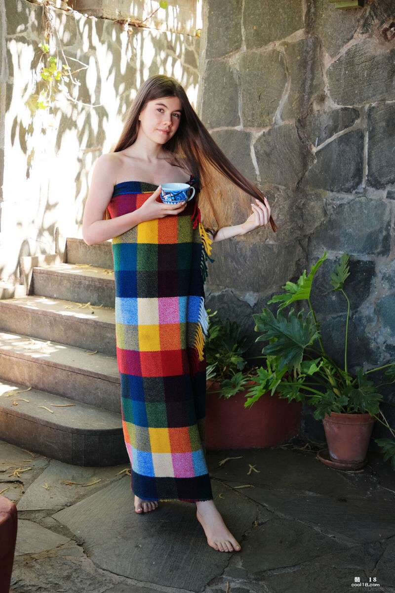 大胸美女在户外脱掉衣服。然后她张开双腿，开始摩擦她光秃秃的私处 Busty beauty takes off her clothes outdoors. Then she spread her legs and started rubbing her bare private parts