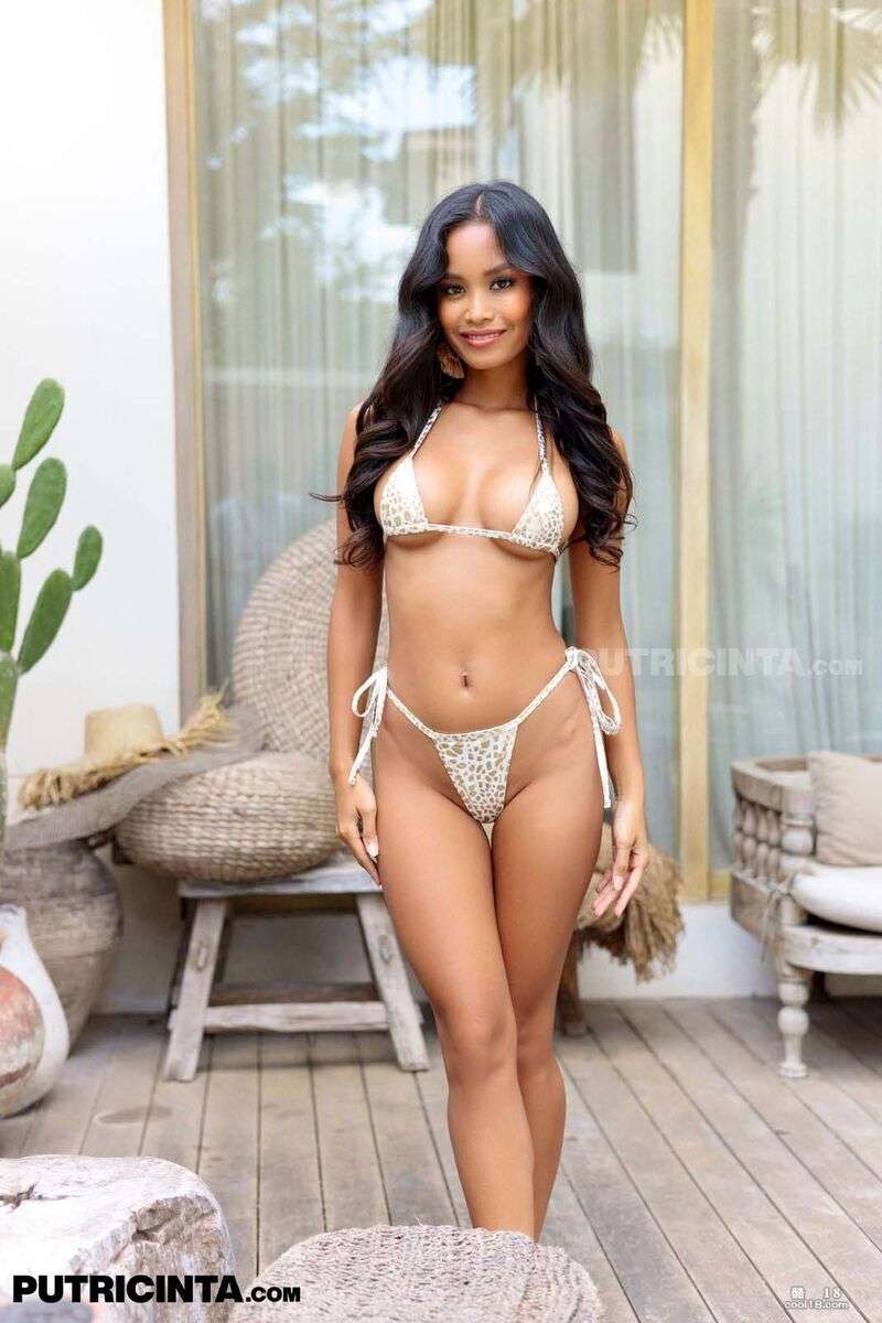 温暖空气中弥漫的性感氛围引发了一场无拘无束的激情探索 The sexy atmosphere in the warm air triggers an unrestrained passionate exploration