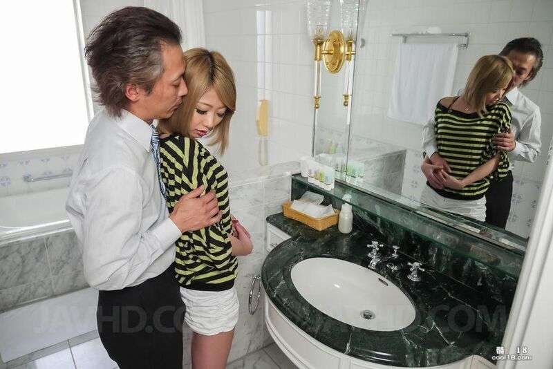 瘦小的日本女孩长谷川留衣在强制口交后吐出精液 Skinny Japanese girl Yui Hasegawa spits out semen after forced blowjob