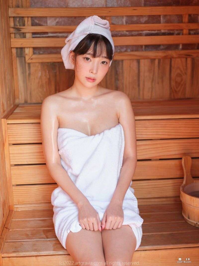 美丽的韩国宝贝在桑拿房和床上展示她曼妙的裸体 Beautiful Korean babe shows off her luscious naked body in the sauna and on the bed
